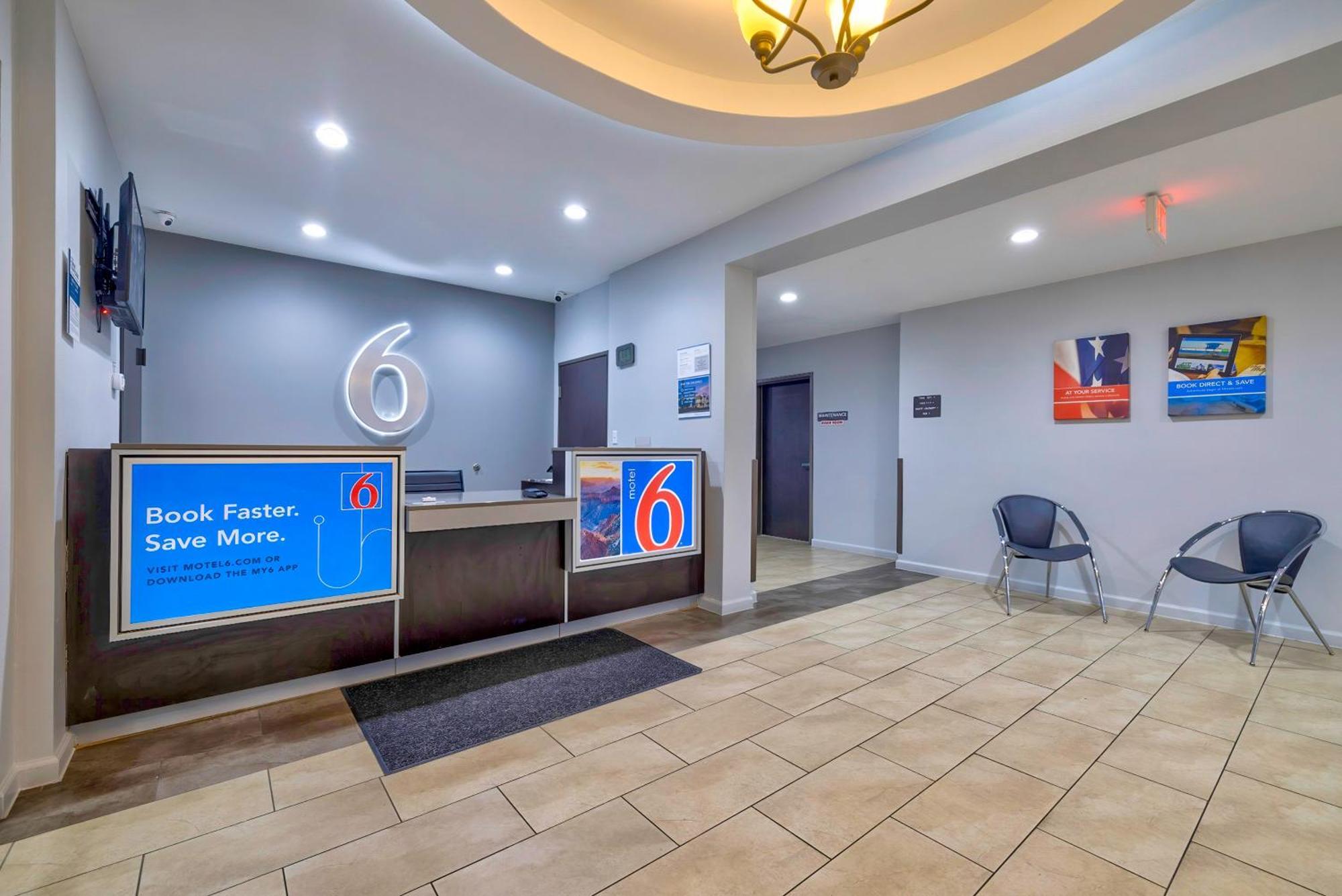 6 Texas I-45 Hotel