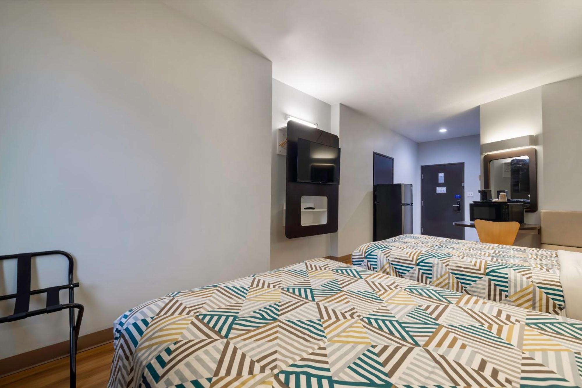 6 Texas I-45 Hotel 2*